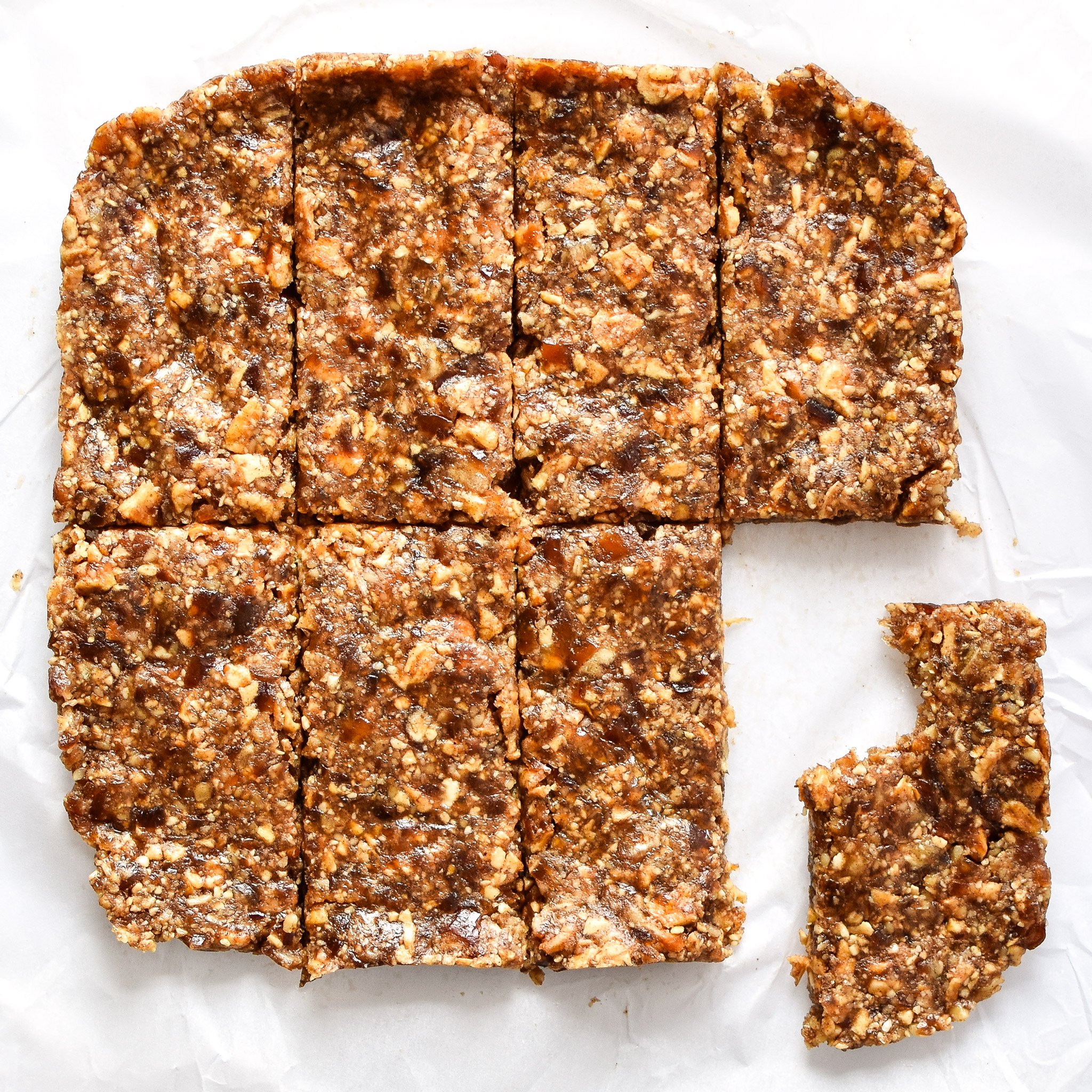 No-Bake Cinnamon Apple Date Bars - These No-Bake Cinnamon Apple Date Bars are naturally sweetened with dates and take just a few minutes to prepare - without heating up the oven! - ProjectMealPlan.com
