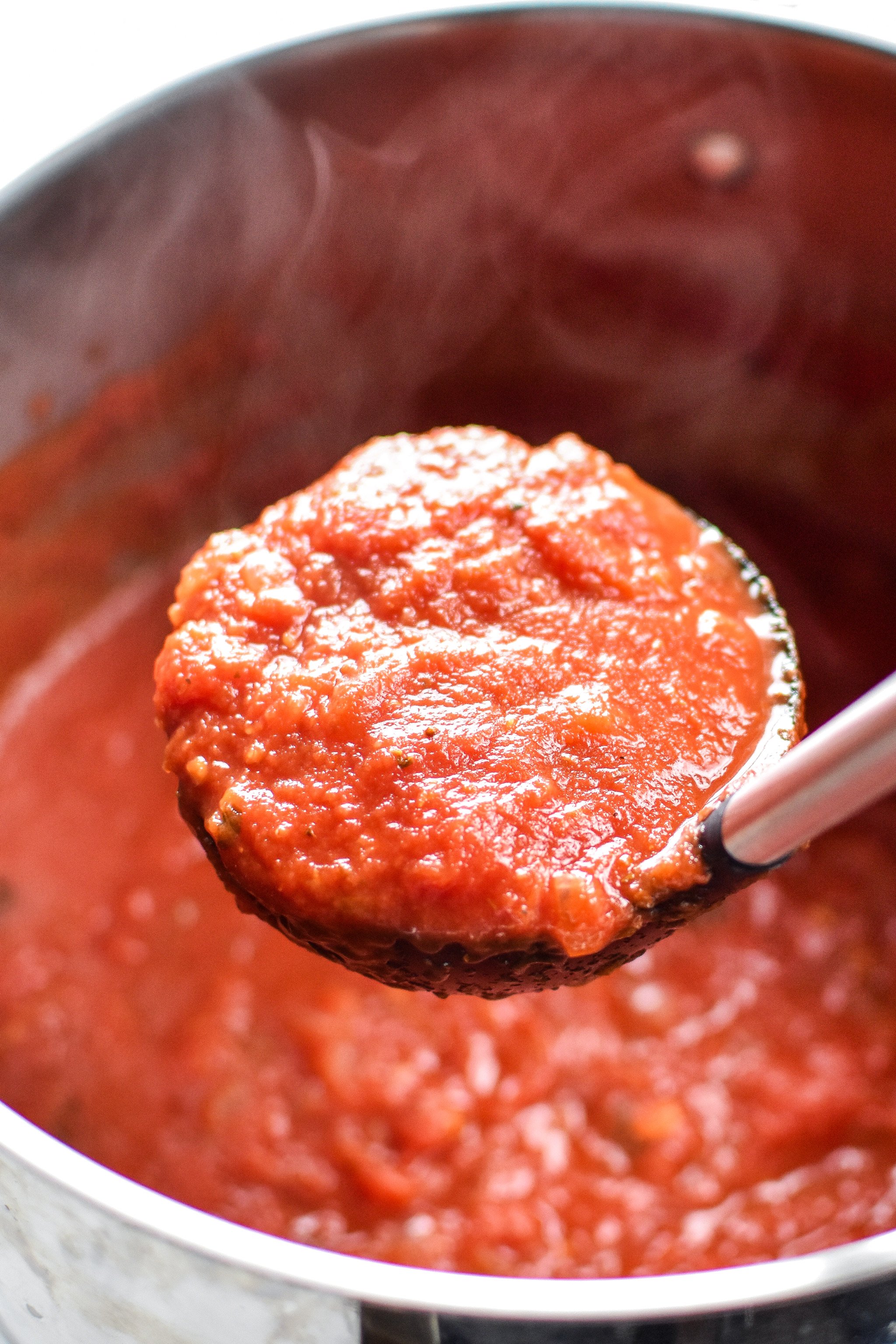 How to Make and Freeze Homemade Pizza Sauce - Big batch pizza sauce recipe to prep ahead so you can have homemade pizza sauce in 10 minutes! - ProjectMealPlan.com