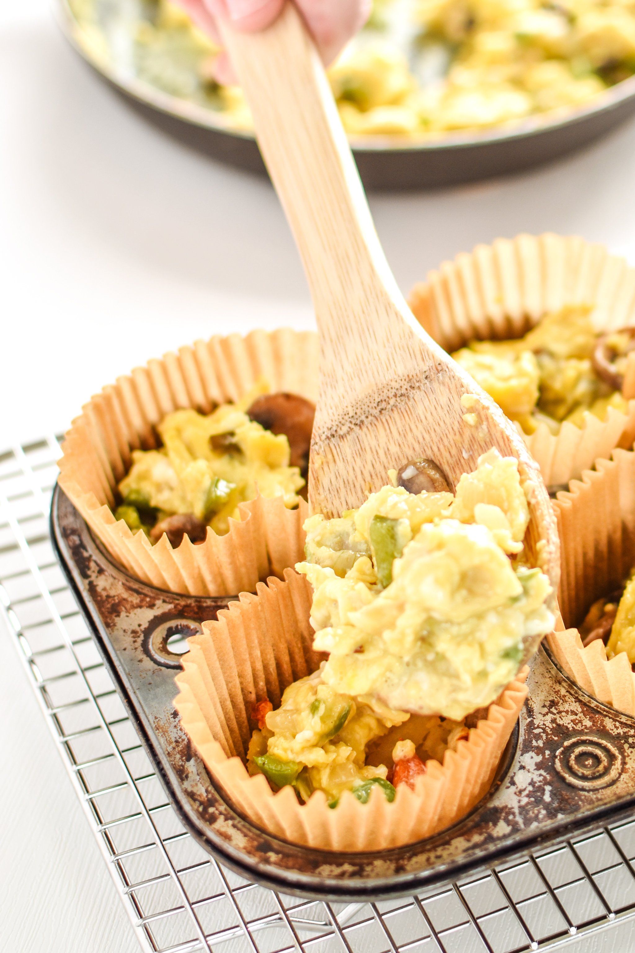 These Southwest Muffin Tin Hash Brown Egg Cups are perfect for your breakfast meal prep! Southwest hash browns with veggies, cheese, scrambled eggs, and a tiny dose of chipotle Tabasco! - ProjectMealPlan.com